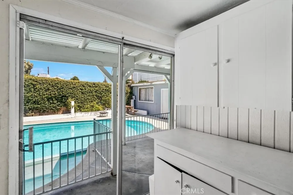 15701 Tuba North Hills, CA 91343