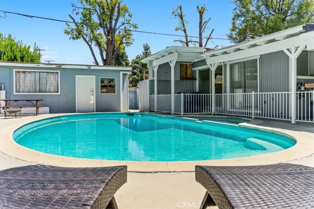 15701 Tuba North Hills, CA 91343