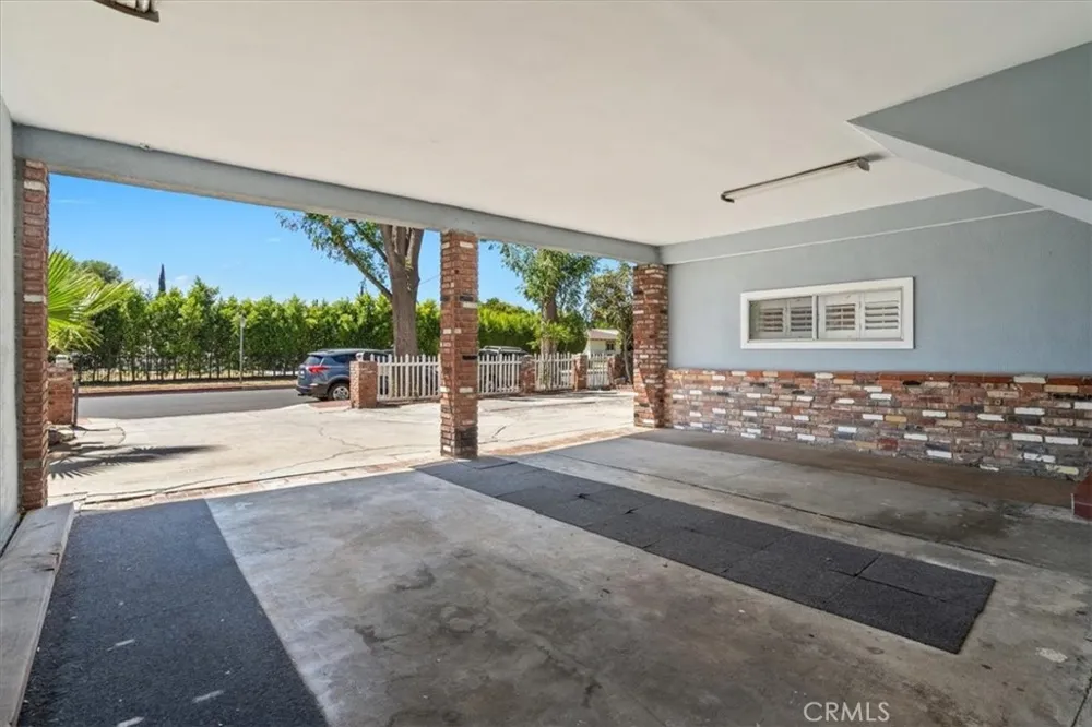 15701 Tuba North Hills, CA 91343