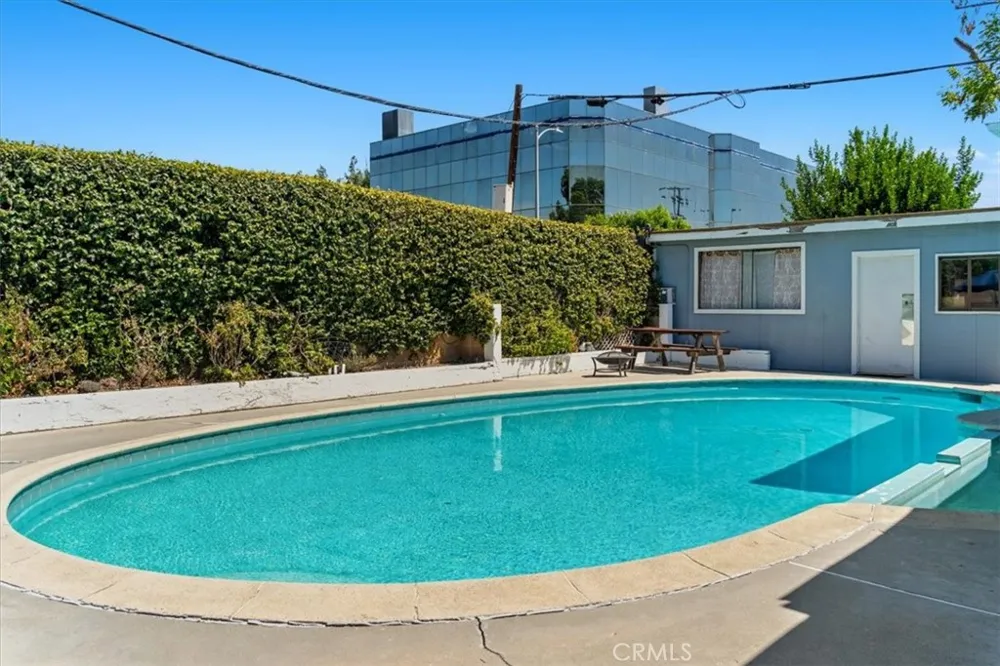 15701 Tuba North Hills, CA 91343