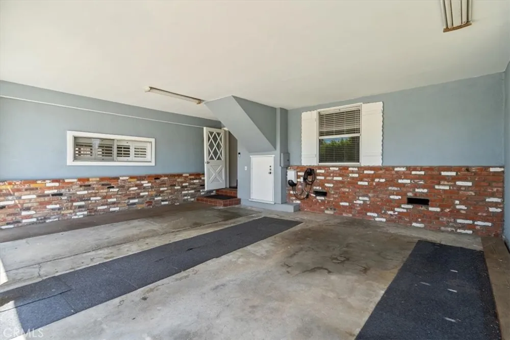 15701 Tuba North Hills, CA 91343