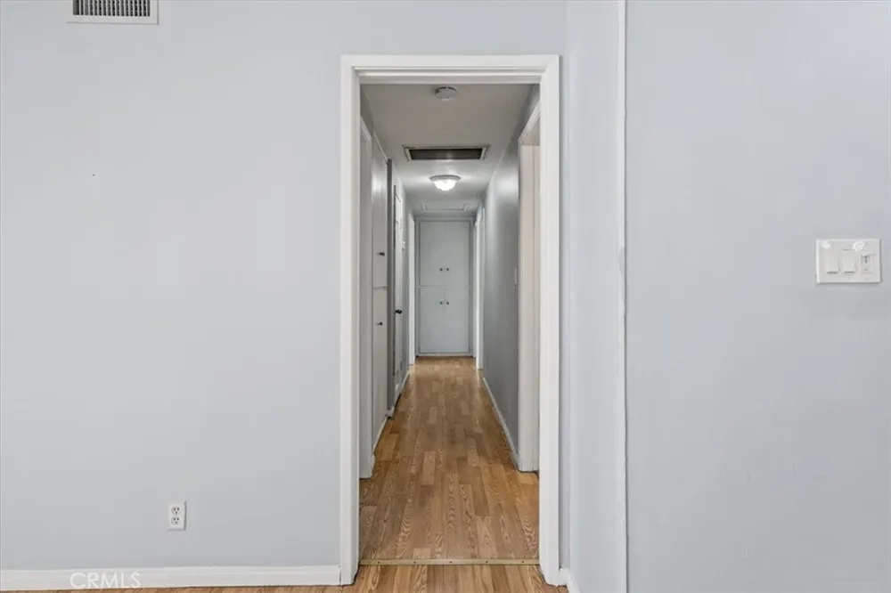 15701 Tuba North Hills, CA 91343