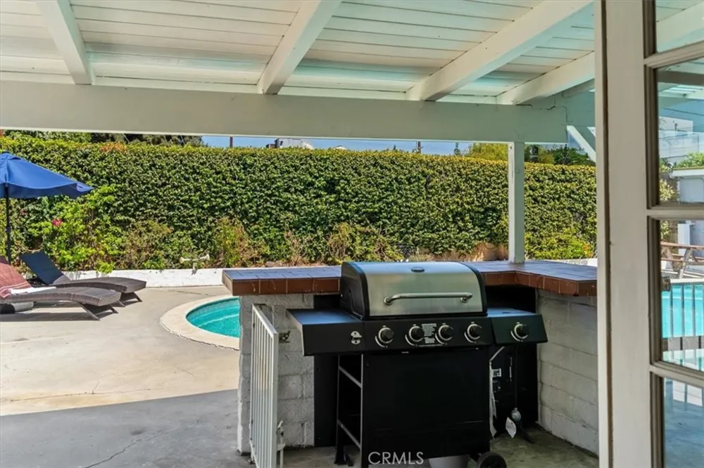 15701 Tuba North Hills, CA 91343