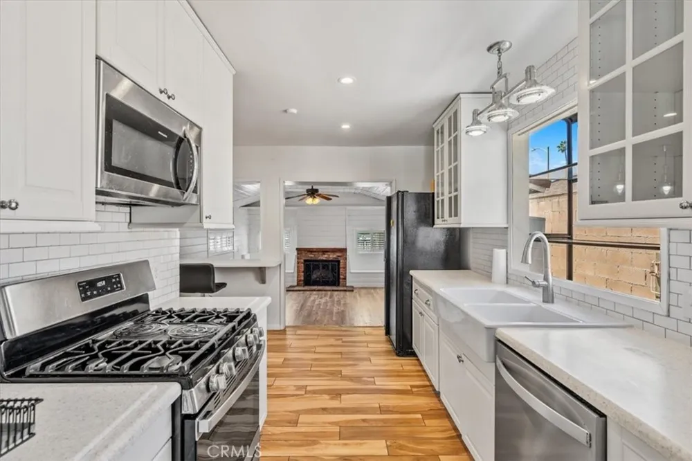 15701 Tuba North Hills, CA 91343