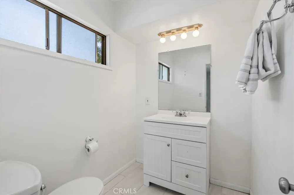 15701 Tuba North Hills, CA 91343
