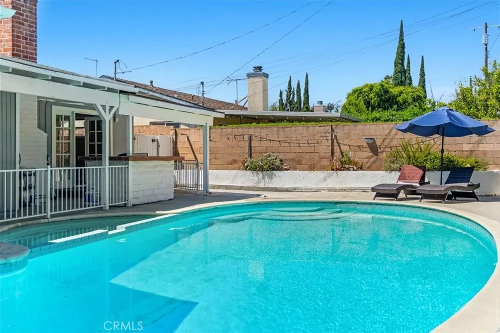15701 Tuba North Hills, CA 91343