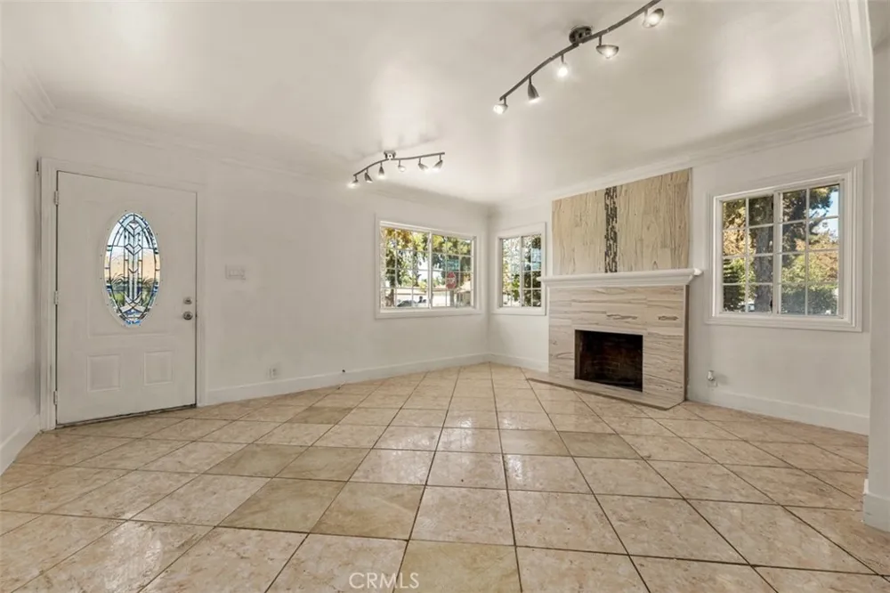 2101 S Sycamore Santa Ana, CA 92707