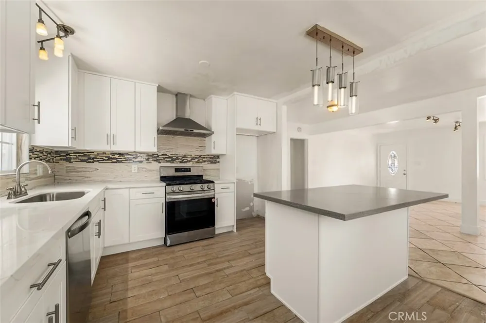 2101 S Sycamore Santa Ana, CA 92707