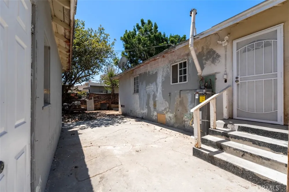2101 S Sycamore Santa Ana, CA 92707