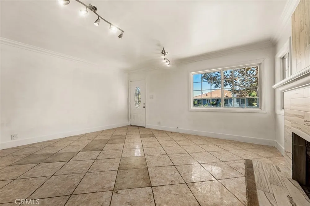 2101 S Sycamore Santa Ana, CA 92707