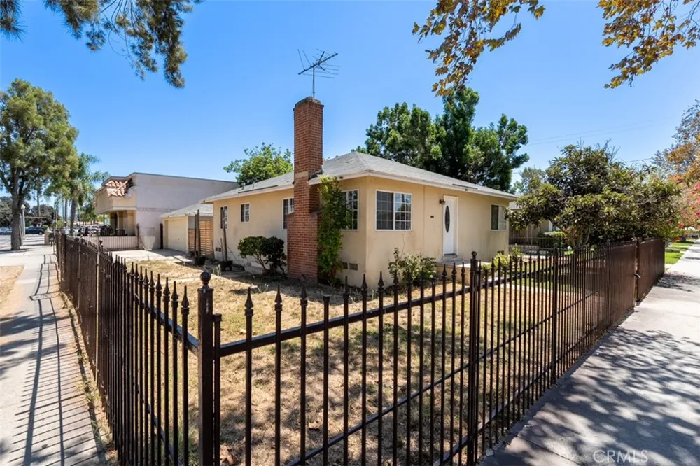 2101 S Sycamore Santa Ana, CA 92707
