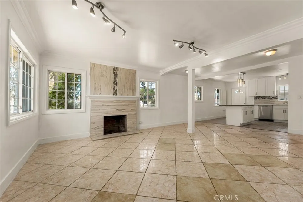 2101 S Sycamore Santa Ana, CA 92707