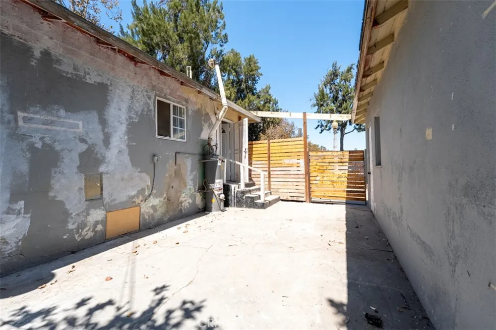 2101 S Sycamore Santa Ana, CA 92707