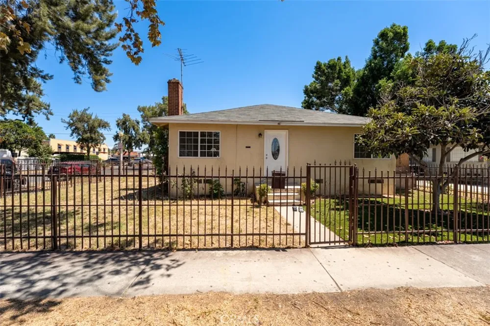 2101 S Sycamore Santa Ana, CA 92707
