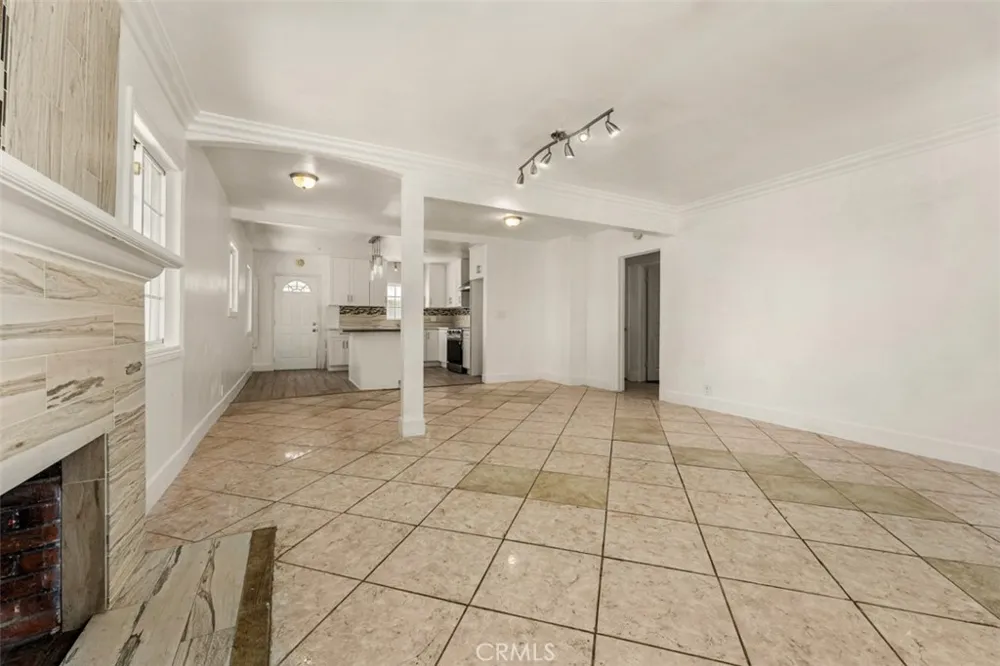 2101 S Sycamore Santa Ana, CA 92707
