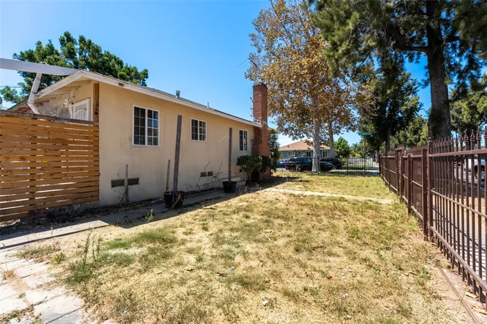 2101 S Sycamore Santa Ana, CA 92707