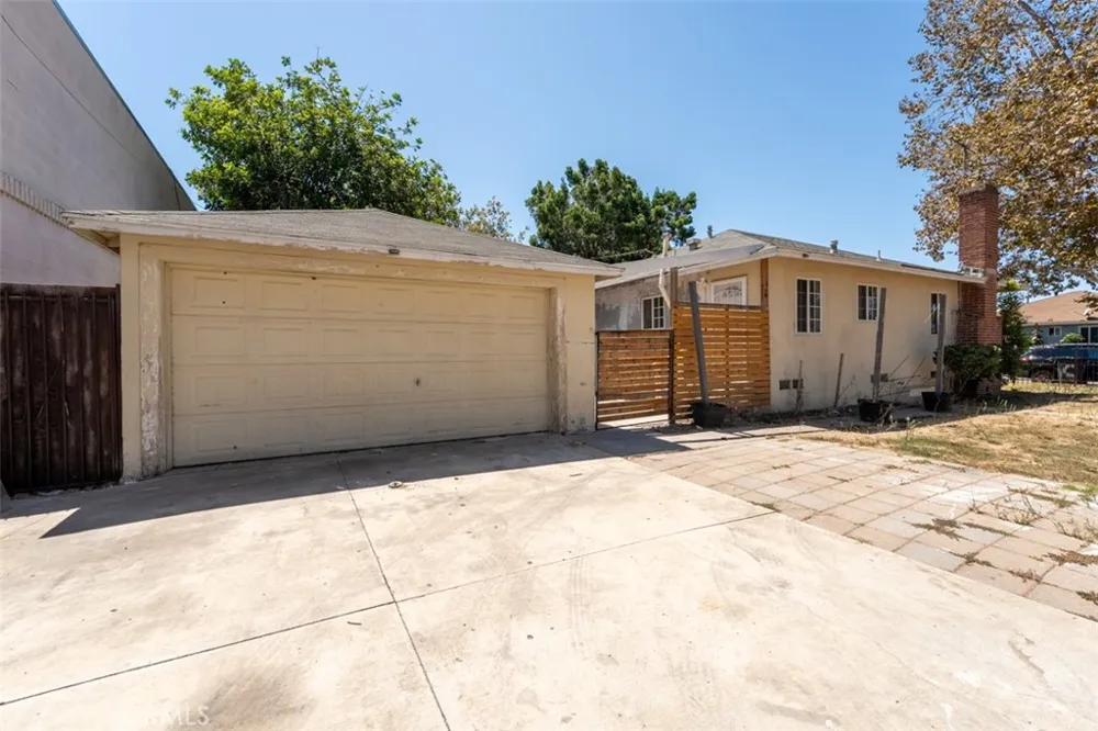 2101 S Sycamore Santa Ana, CA 92707