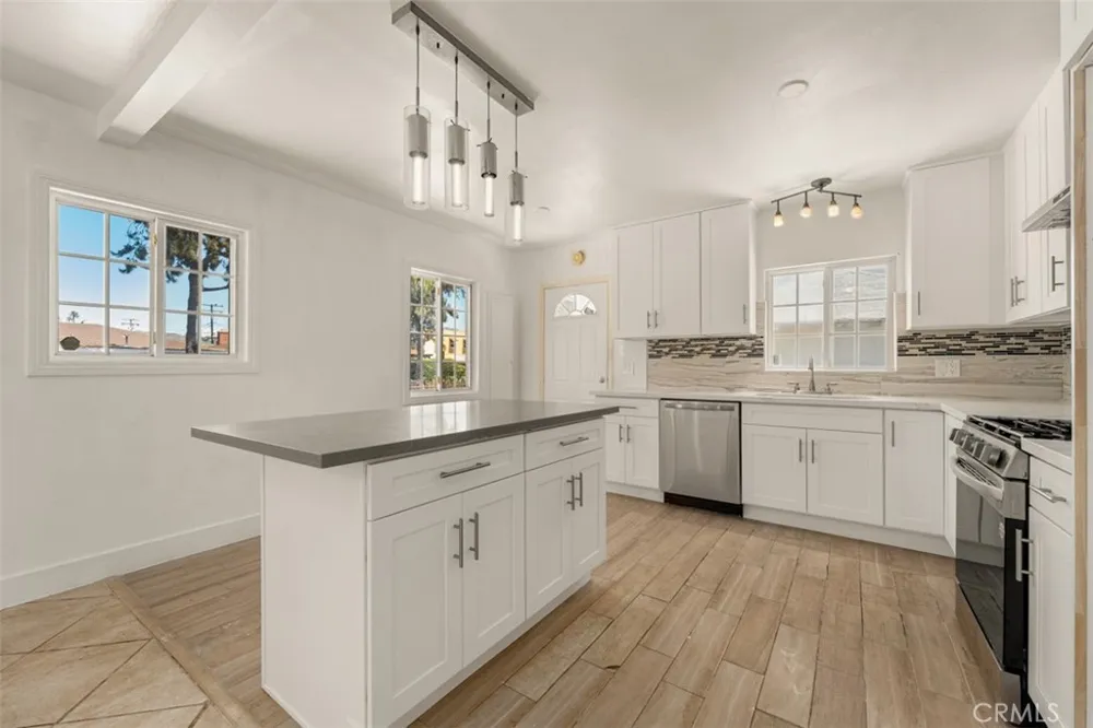 2101 S Sycamore Santa Ana, CA 92707