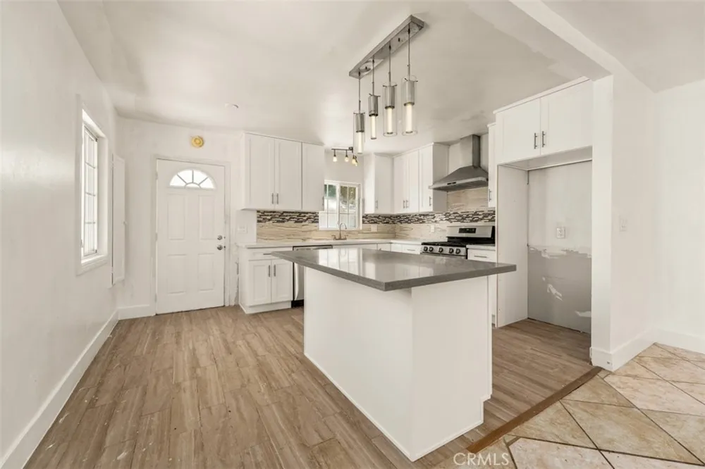 2101 S Sycamore Santa Ana, CA 92707