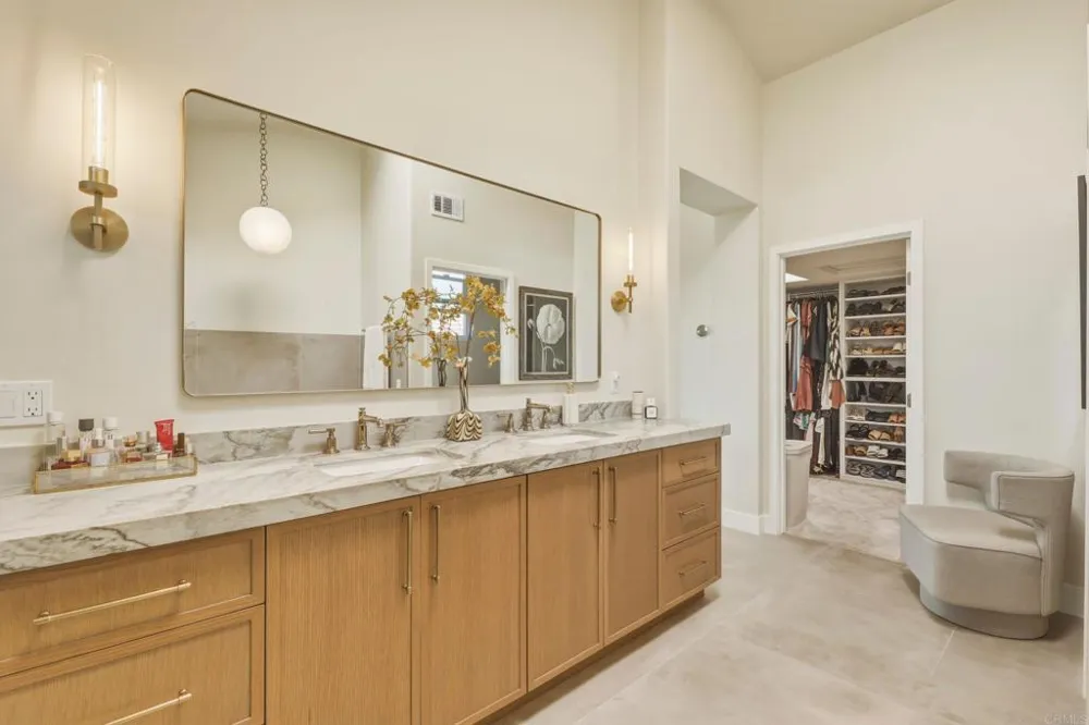 2140 Janis Way Carlsbad, CA 92008