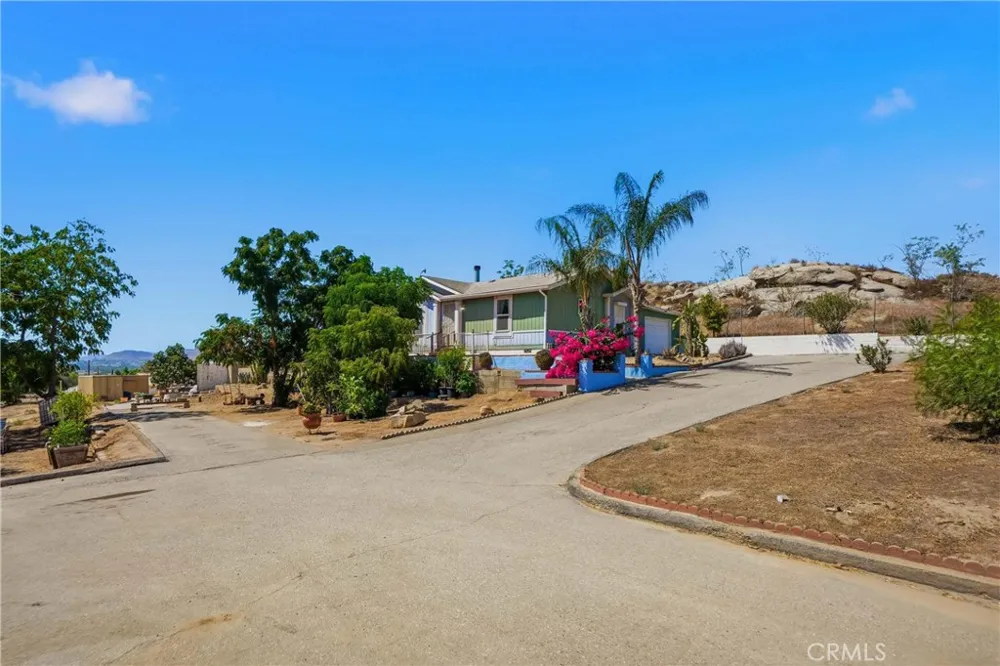 22201 Alviso Perris, CA 92570