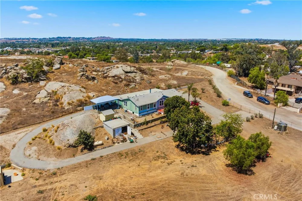 22201 Alviso Perris, CA 92570