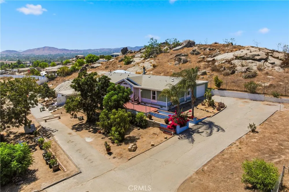 22201 Alviso Perris, CA 92570