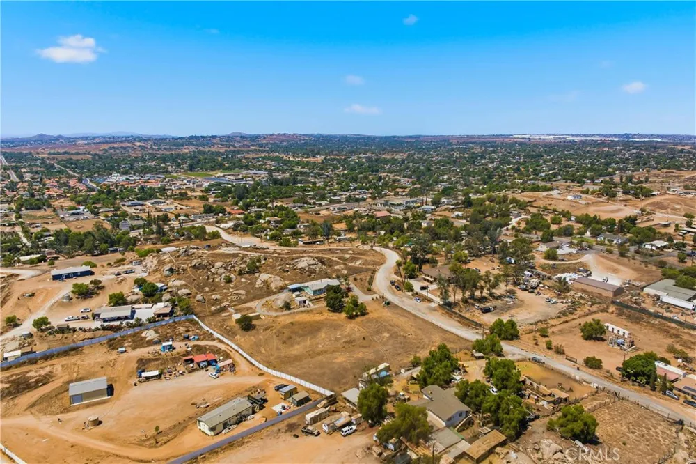 22201 Alviso Perris, CA 92570