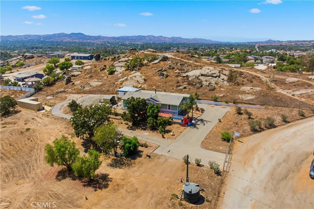 22201 Alviso Perris, CA 92570