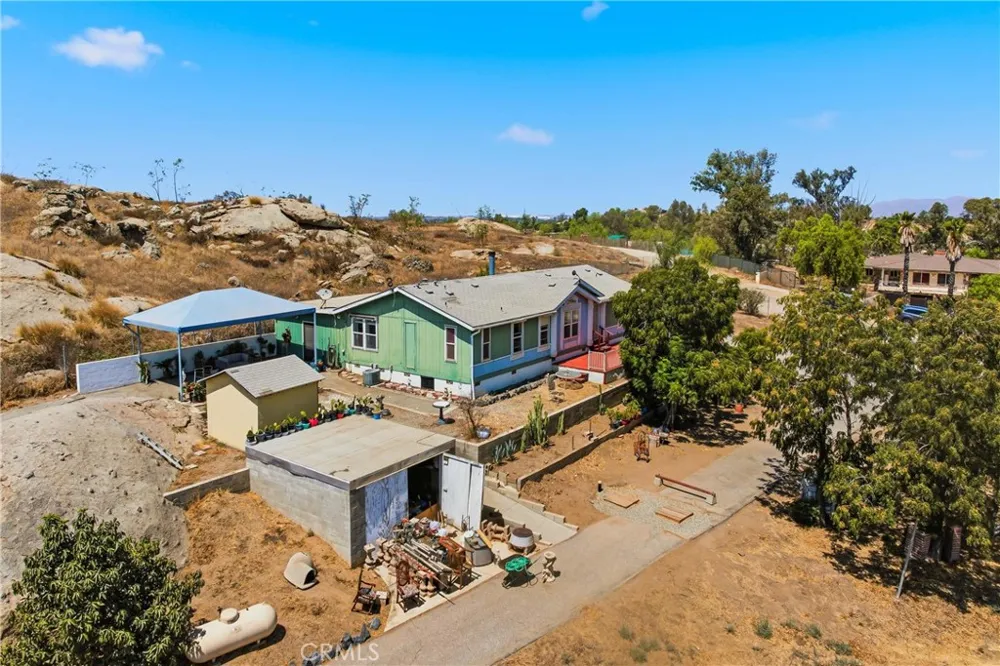 22201 Alviso Perris, CA 92570