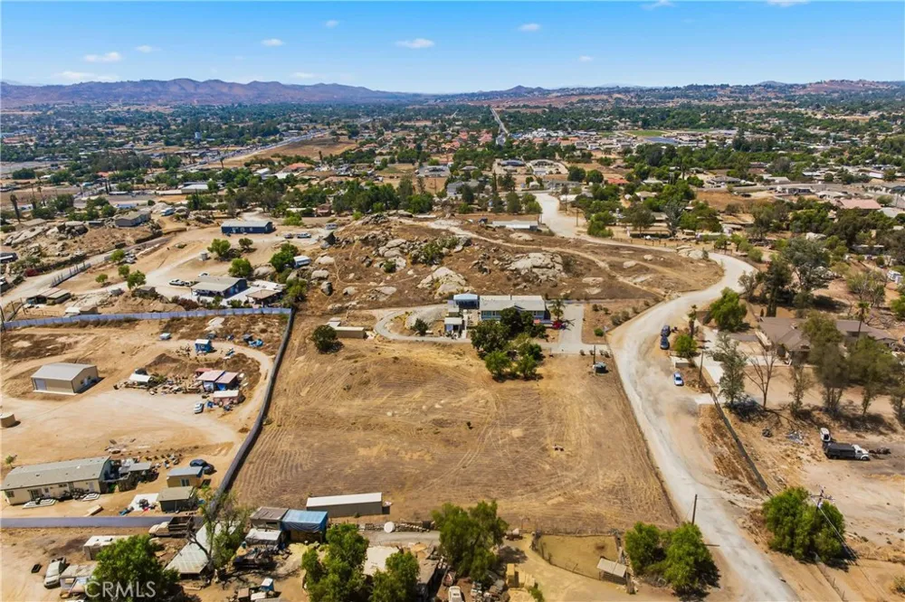 22201 Alviso Perris, CA 92570