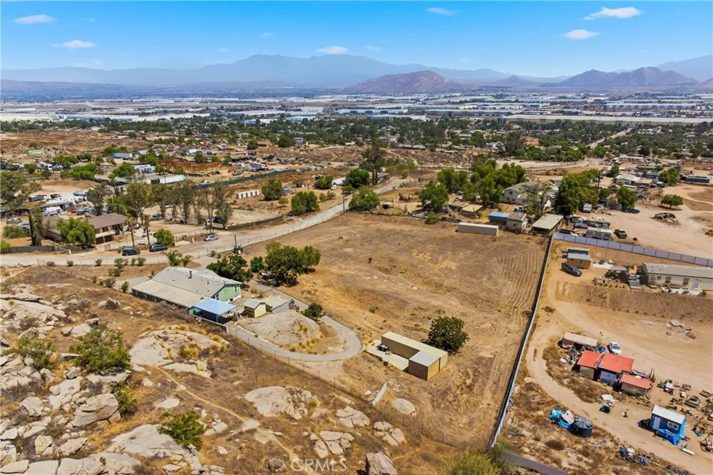 22201 Alviso Perris, CA 92570