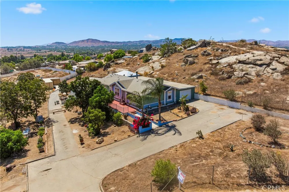 22201 Alviso Perris, CA 92570