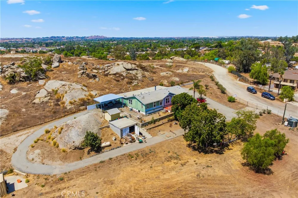 22201 Alviso Perris, CA 92570