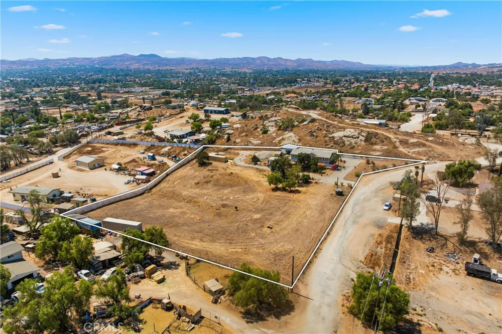 22201 Alviso Perris, CA 92570
