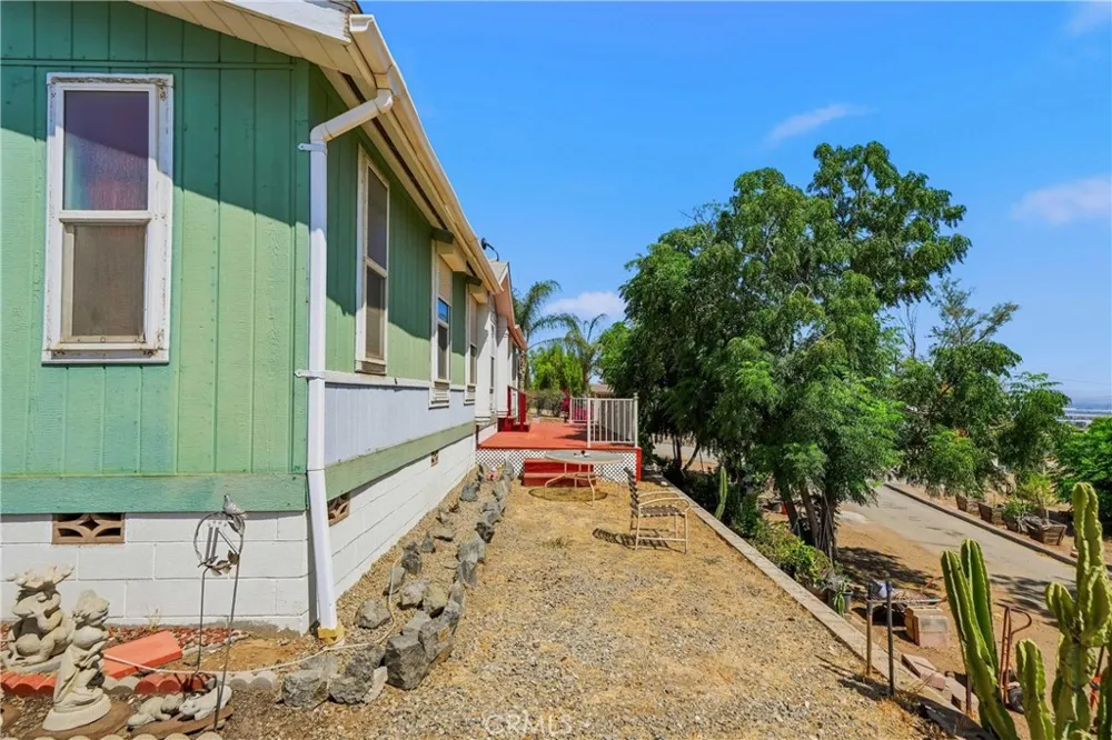 22201 Alviso Perris, CA 92570