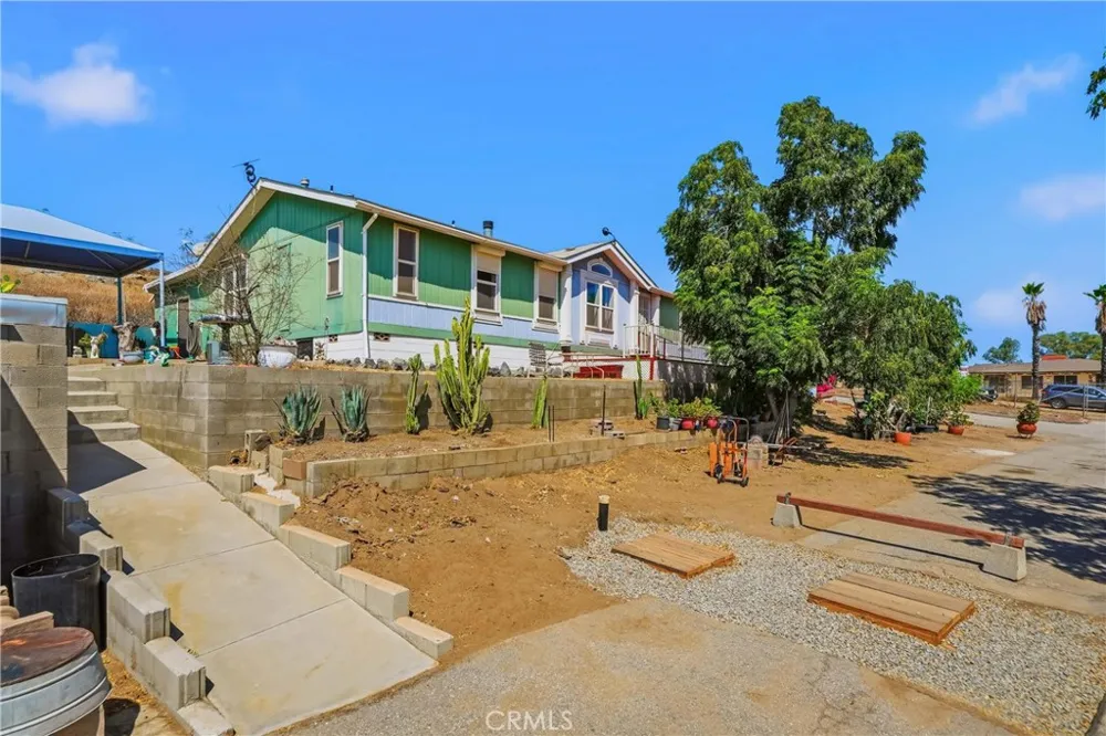 22201 Alviso Perris, CA 92570
