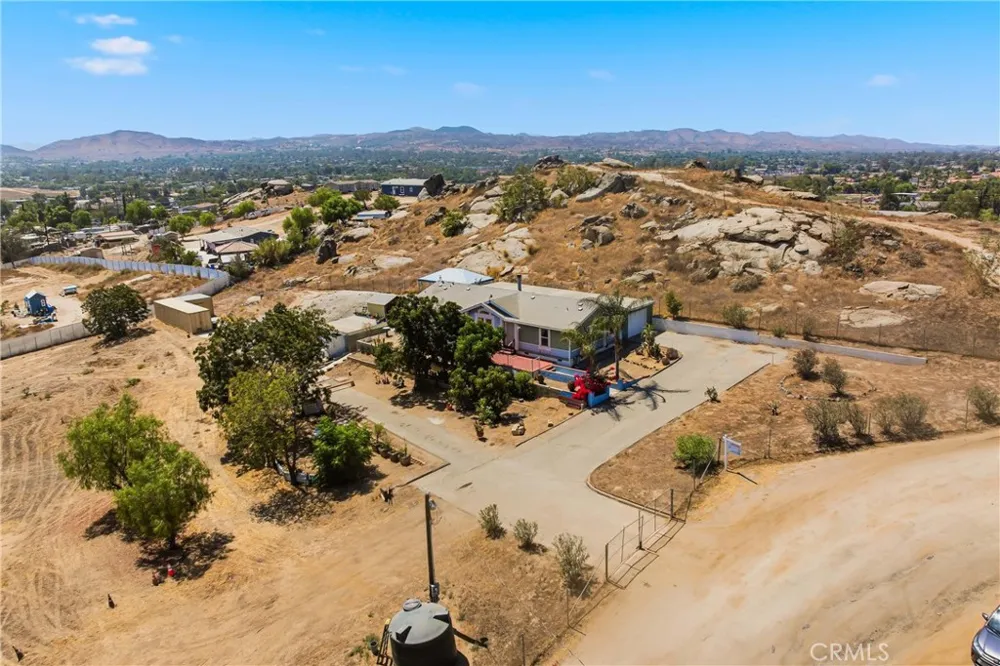 22201 Alviso Perris, CA 92570
