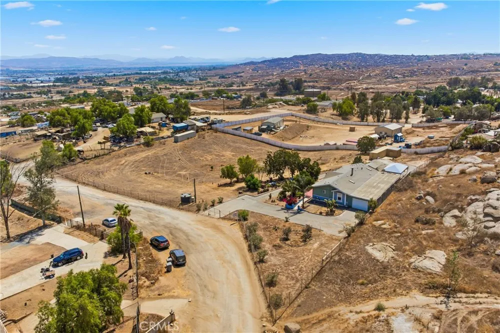 22201 Alviso Perris, CA 92570