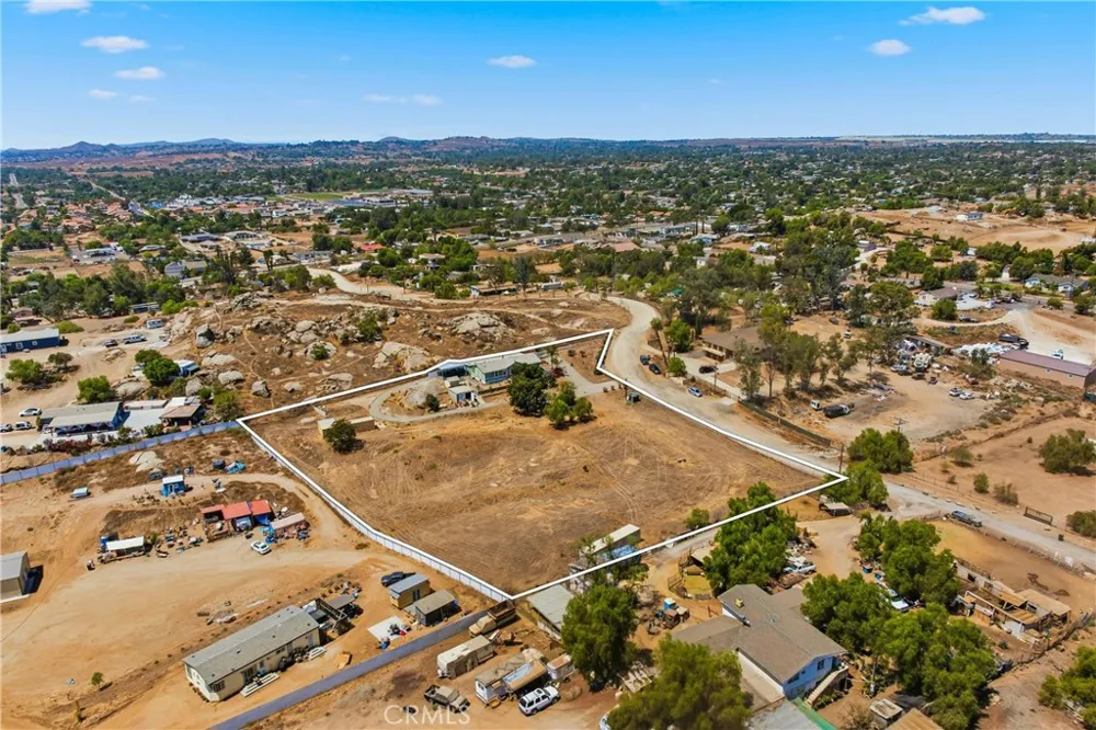 22201 Alviso Perris, CA 92570