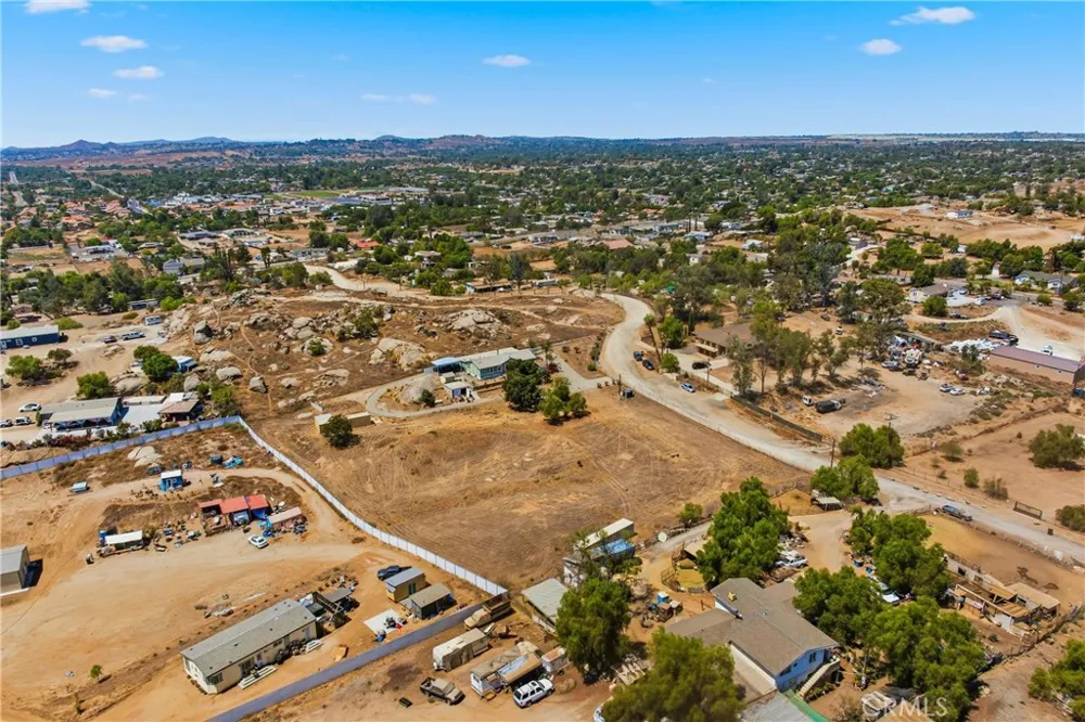22201 Alviso Perris, CA 92570