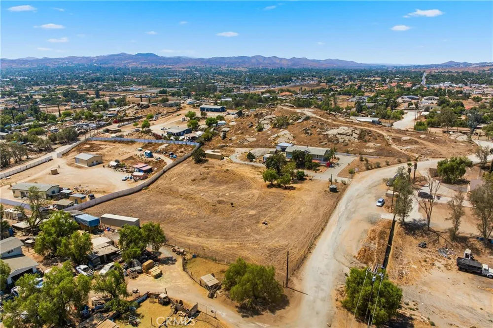 22201 Alviso Perris, CA 92570