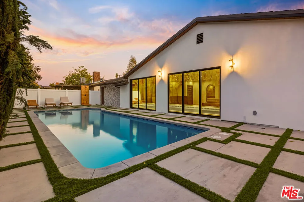 16823 Valerio Street Lake Balboa, CA 91406