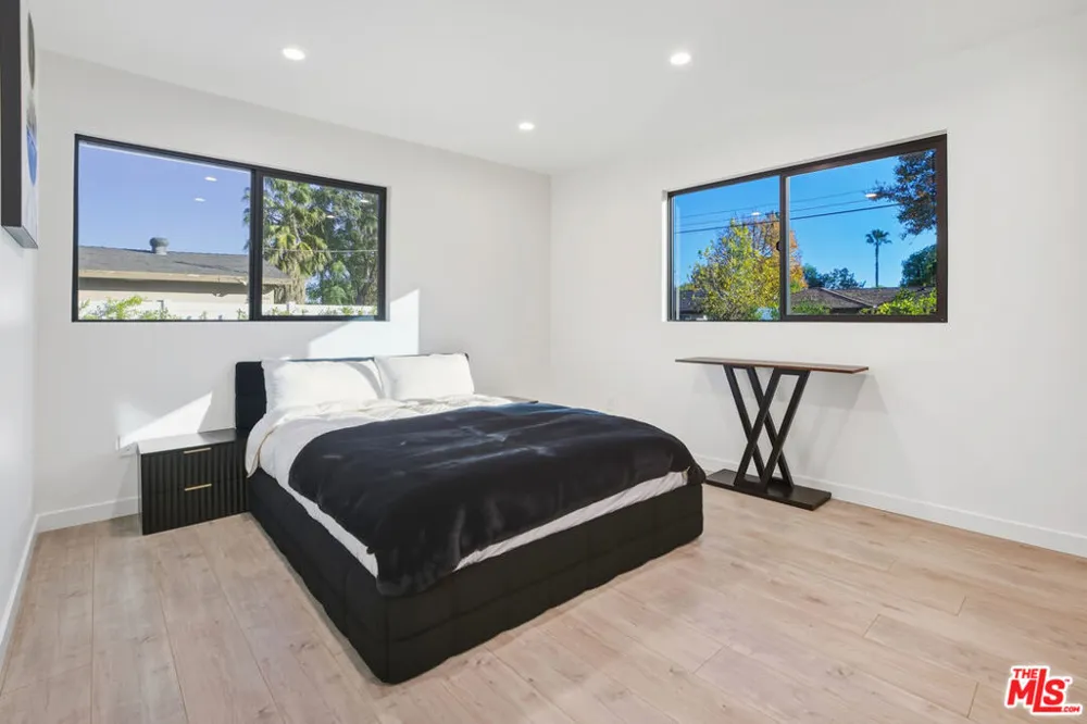 16823 Valerio Street Lake Balboa, CA 91406