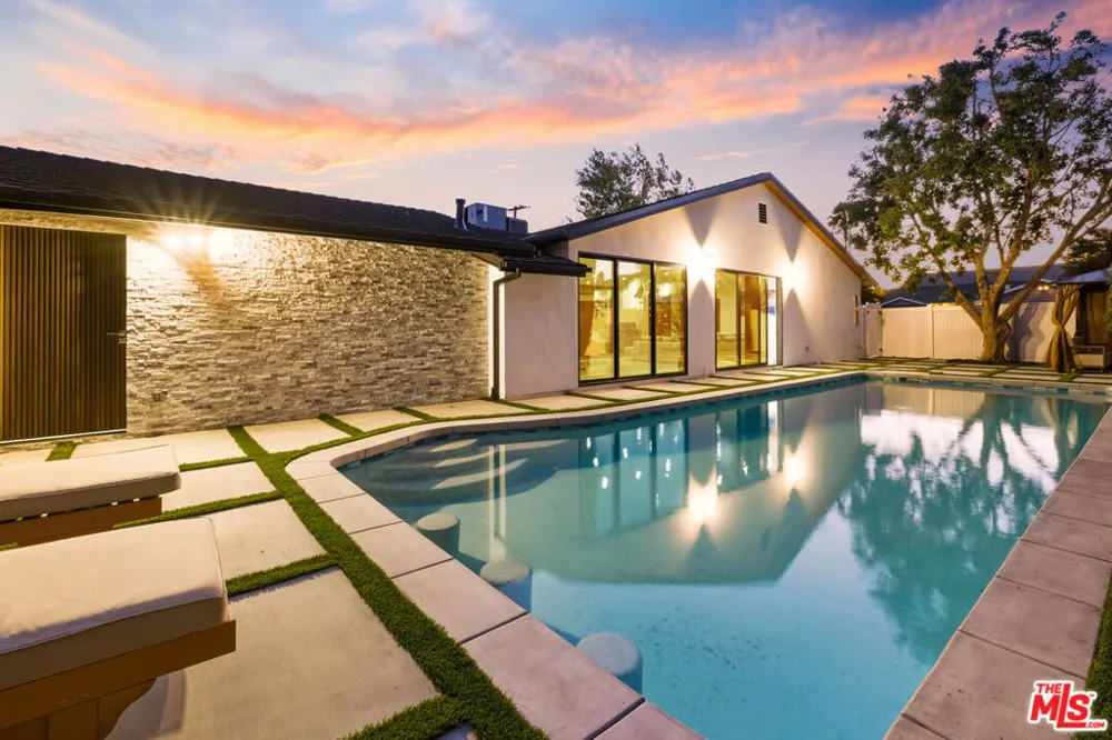 16823 Valerio Street Lake Balboa, CA 91406