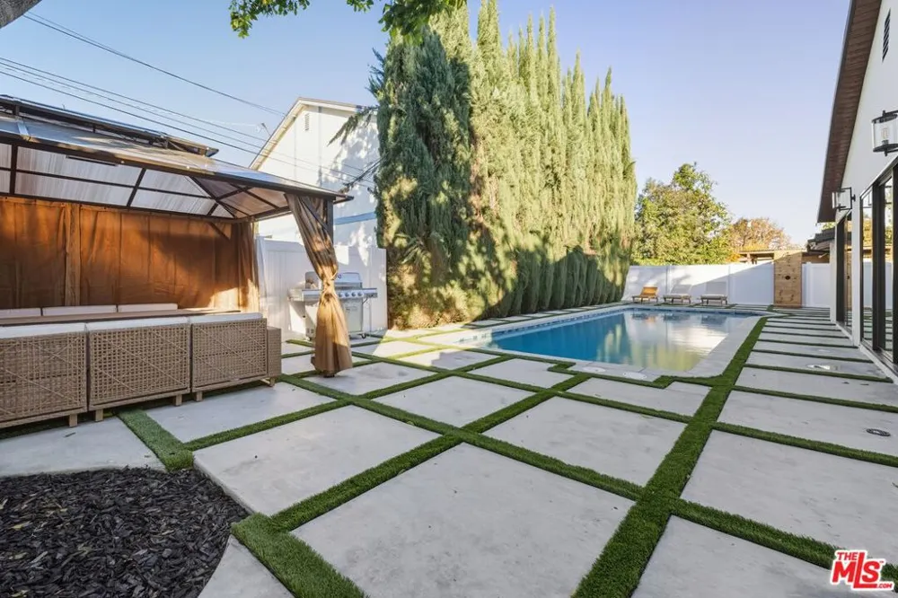 16823 Valerio Street Lake Balboa, CA 91406