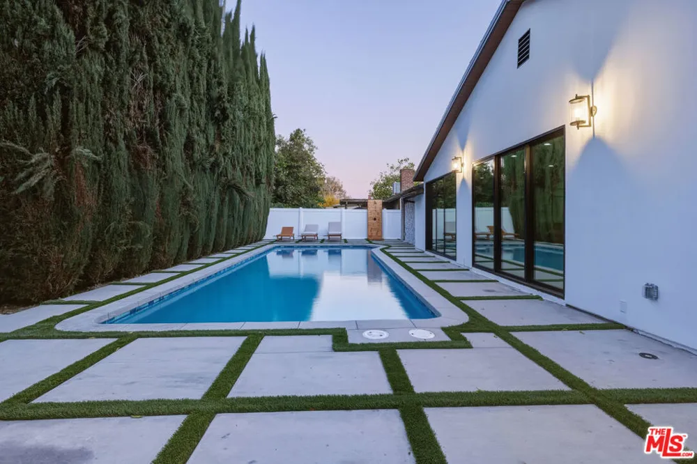 16823 Valerio Street Lake Balboa, CA 91406