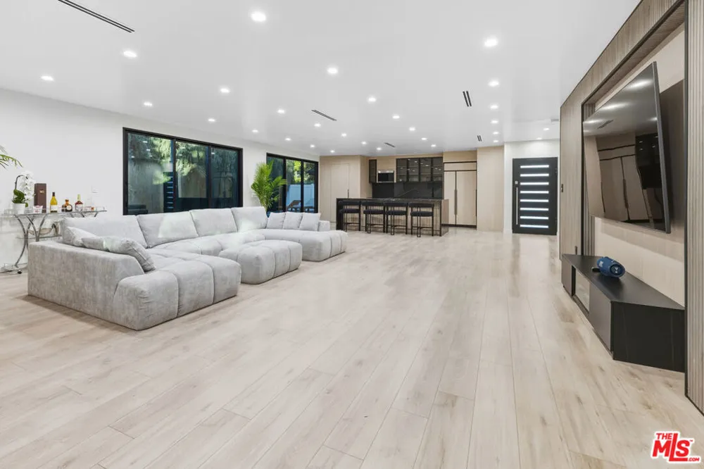 16823 Valerio Street Lake Balboa, CA 91406