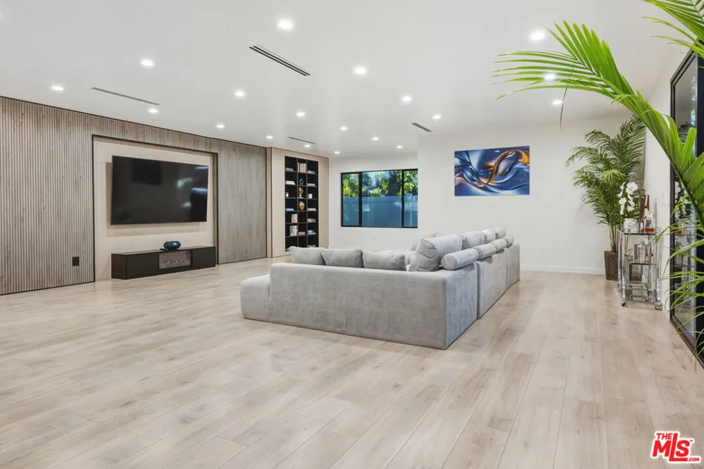 16823 Valerio Street Lake Balboa, CA 91406