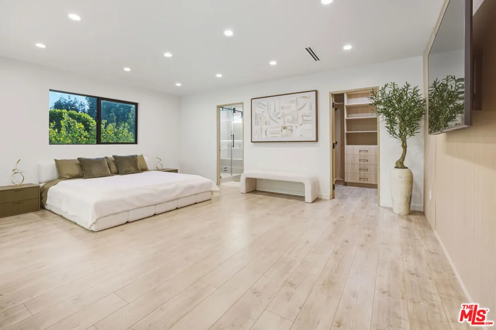 16823 Valerio Street Lake Balboa, CA 91406